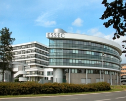 Une première mondiale, L’ESSEC Business School connecte ses campus à la plateforme Social Retail et à ses beacons